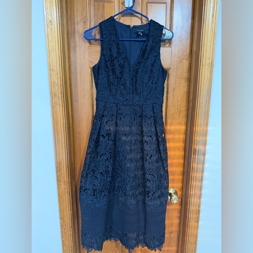 Ann Taylor size 2 - Elegant Navy Lace V-Neck Sleeveless Dress